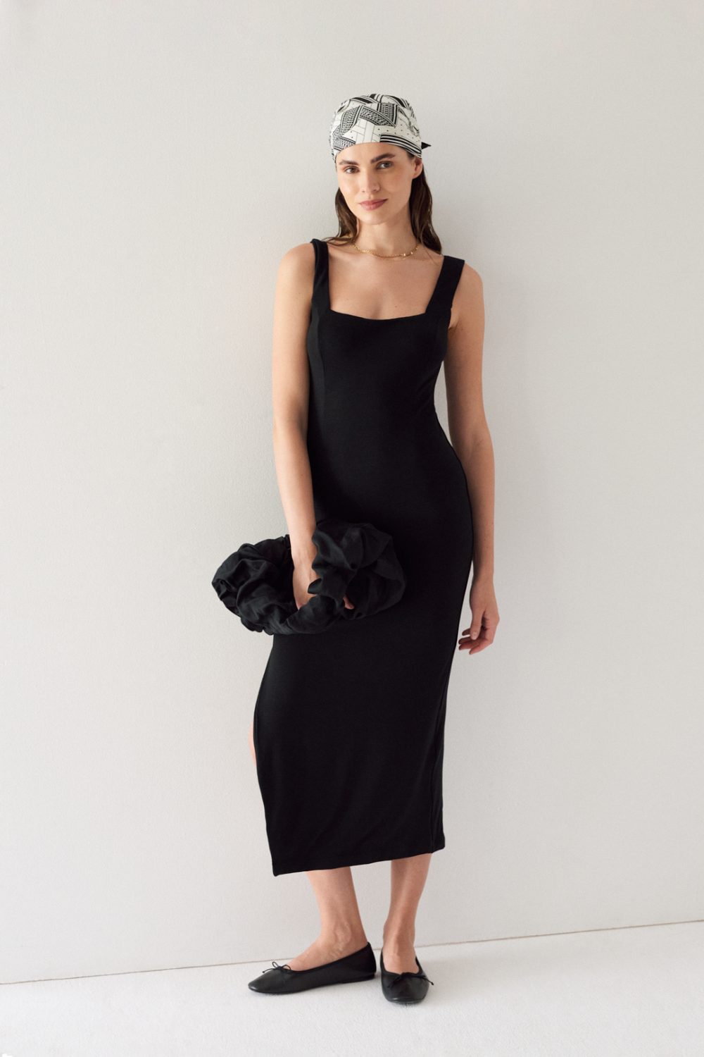 Sukienka midi na szerokie ramiączka czarna
