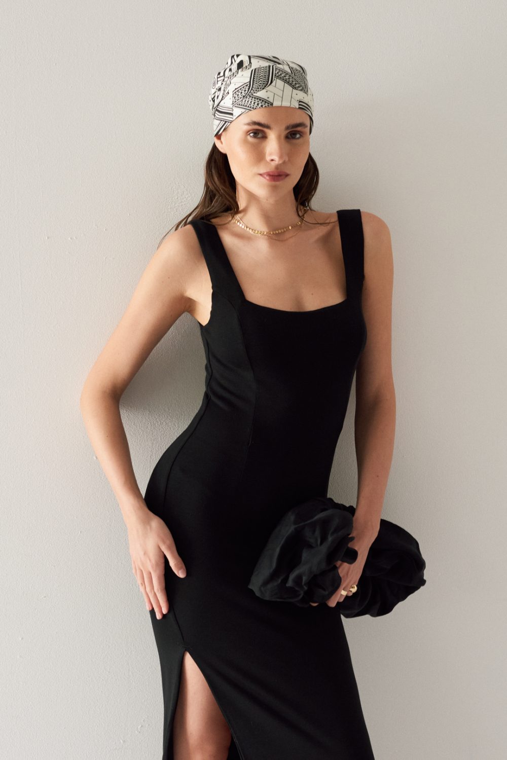 Sukienka midi na szerokie ramiączka czarna
