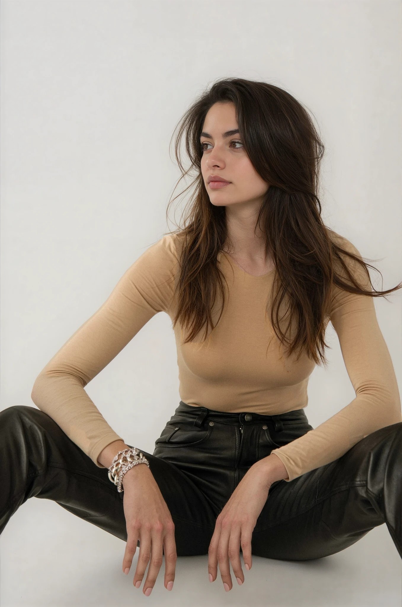 Body z prostym dekoltem beżowe