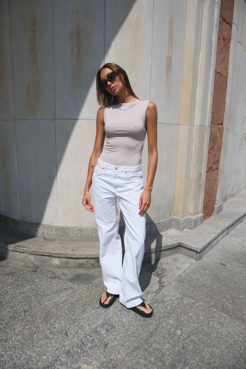 Body z rozciętym dekoltem short taupe