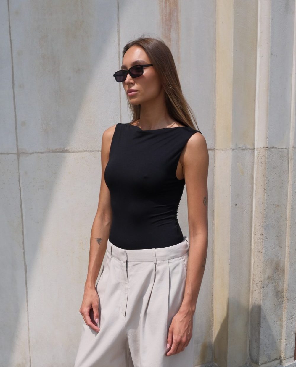 Body z rozciętym dekoltem short czarne