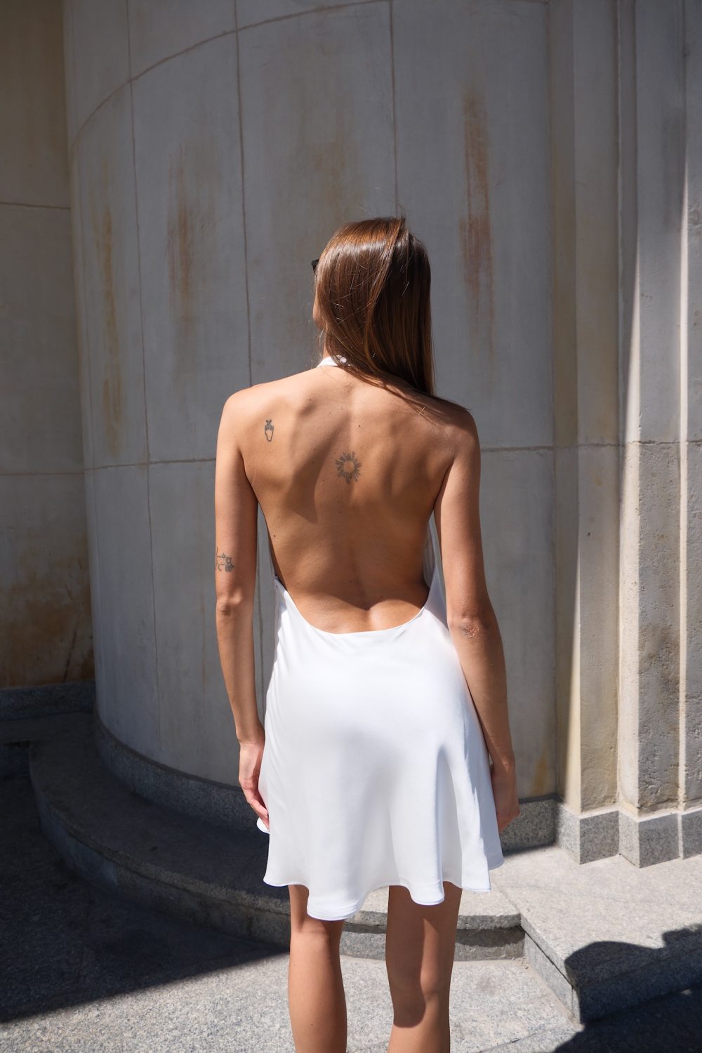 Sukienka mini satynowa halter biała