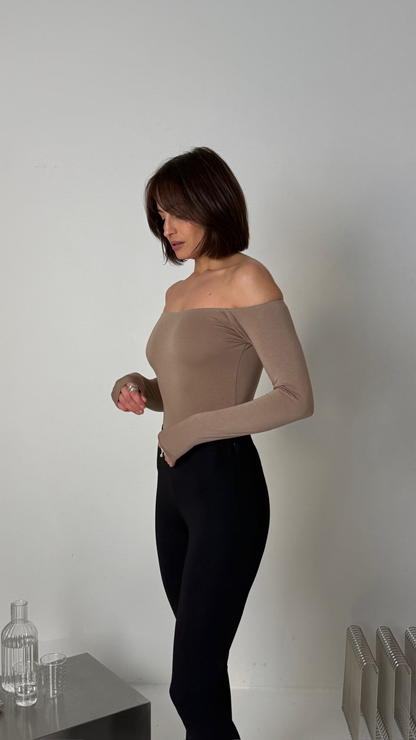 Body z odkrytymi ramionami coffee