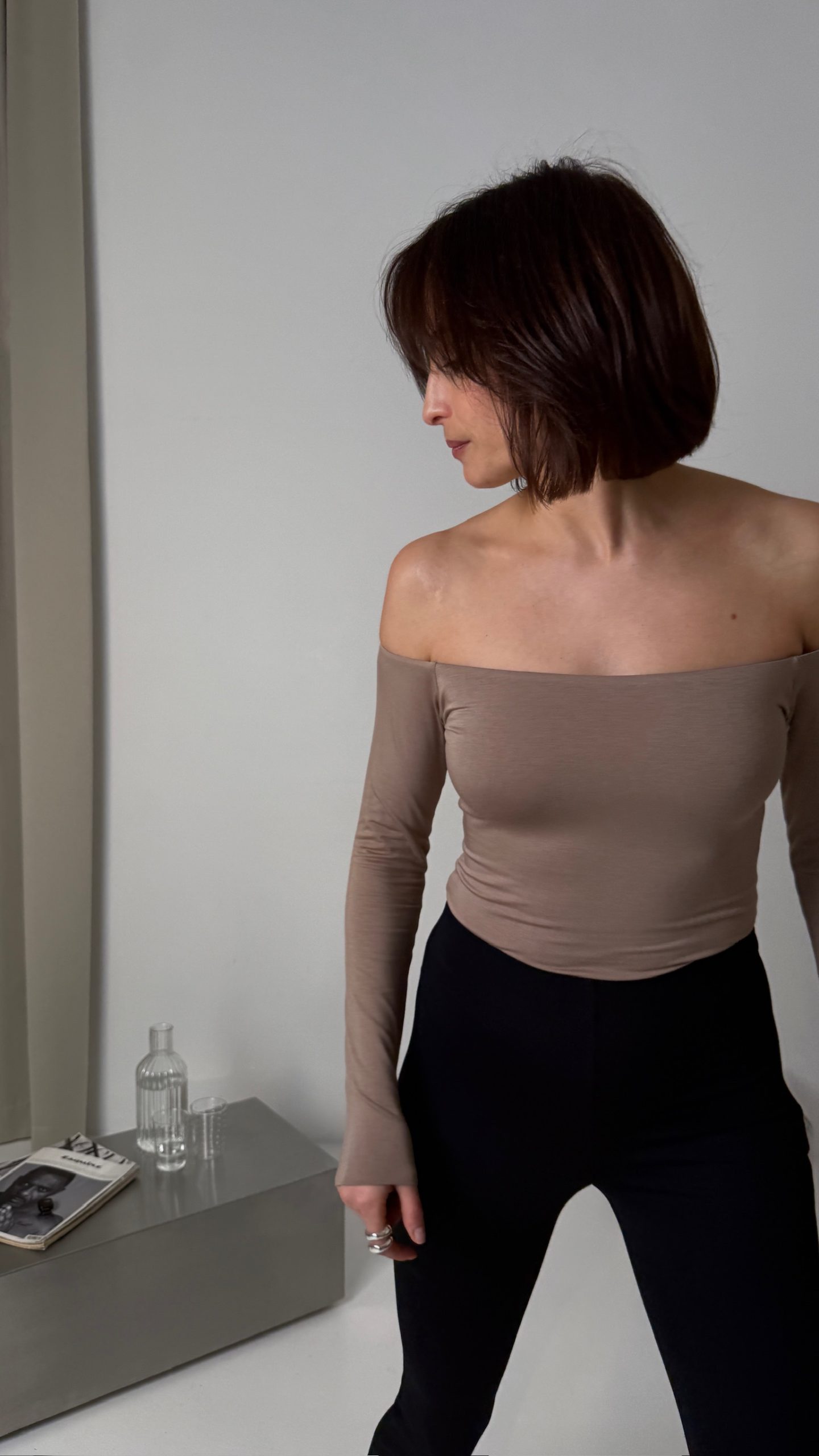 Body z odkrytymi ramionami coffee