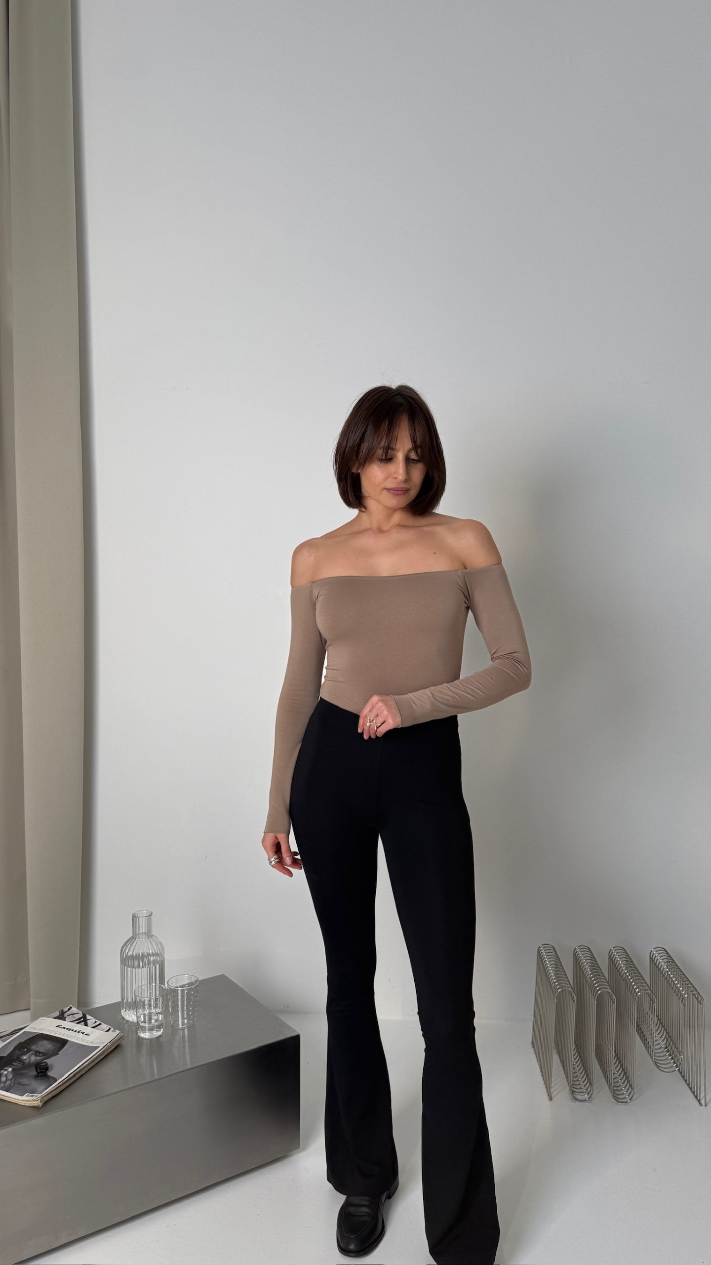 Body z odkrytymi ramionami coffee