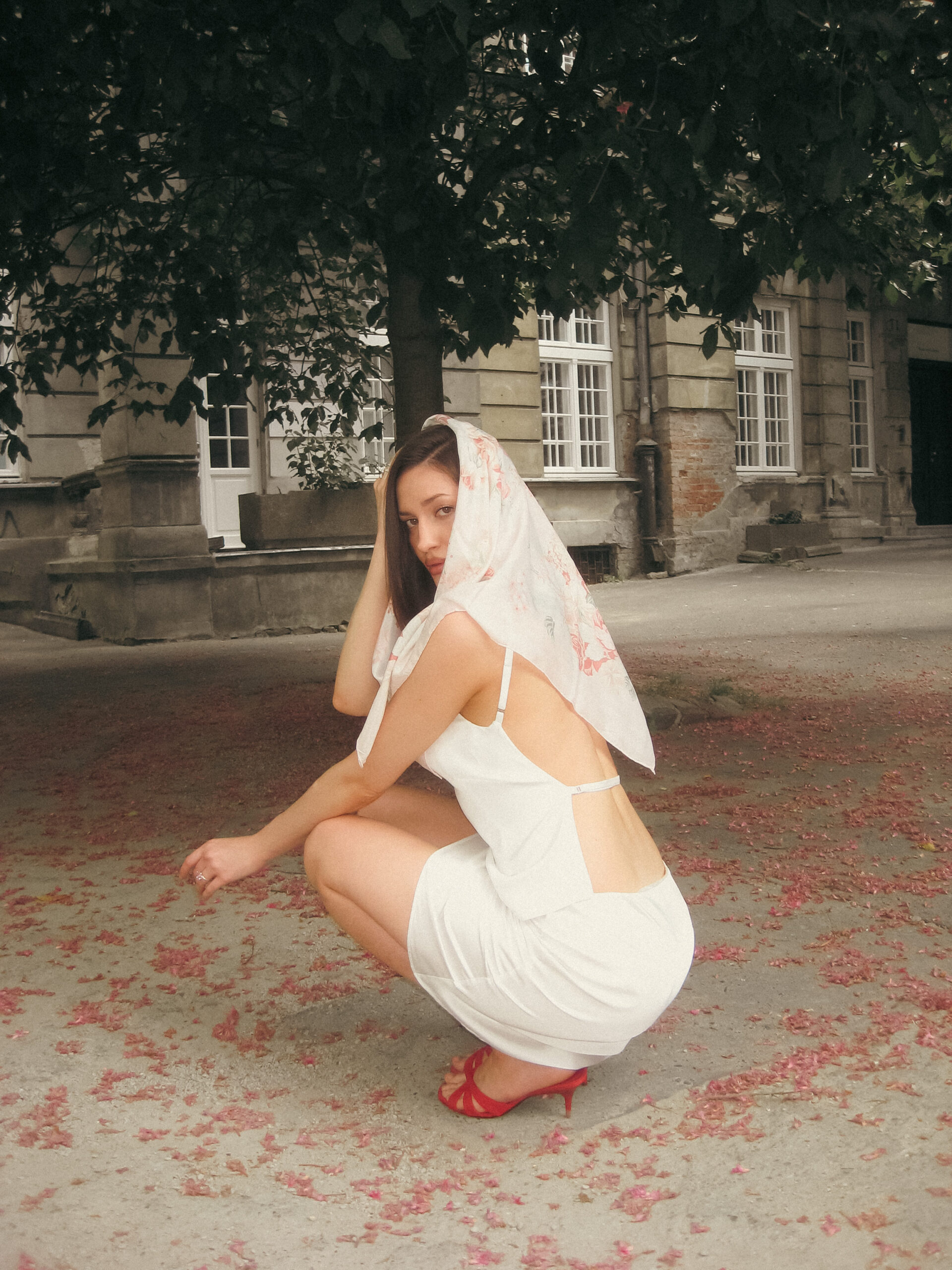 Spódnica satynowa midi Hips biała