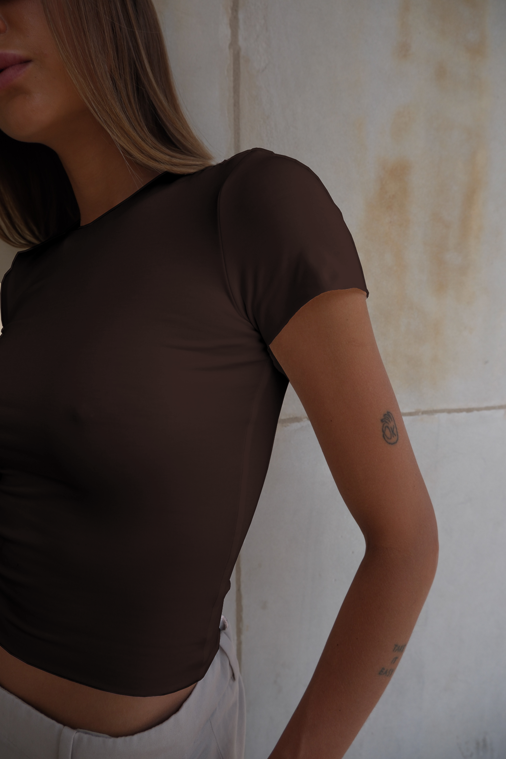 Crop Top z krótkim rękawem z dzianiny brązowy - obrazek 2