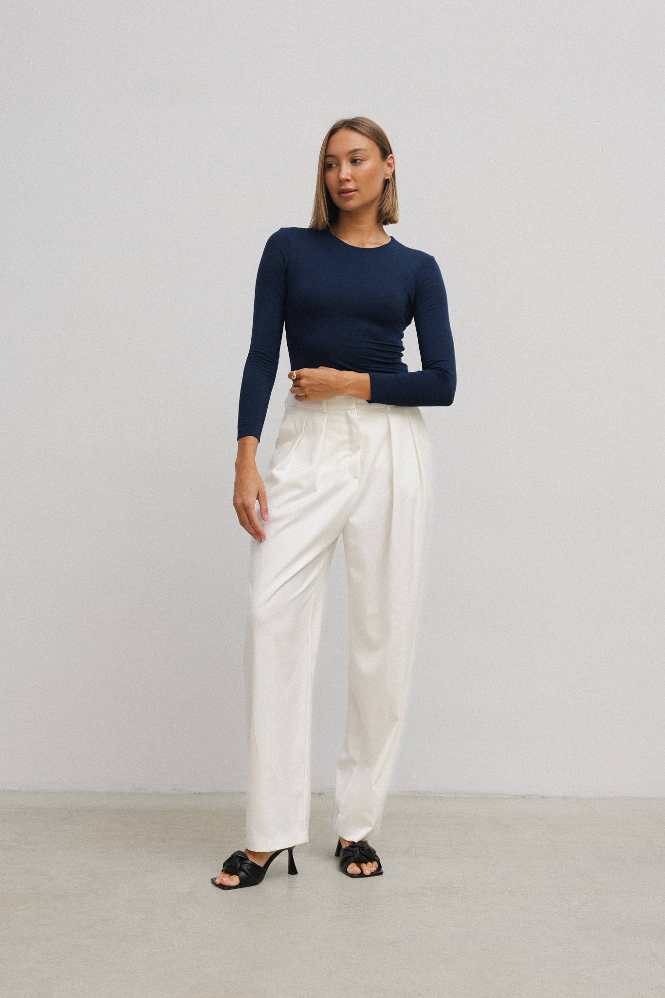 Crop Top z dzianiny granatowy - obrazek 2