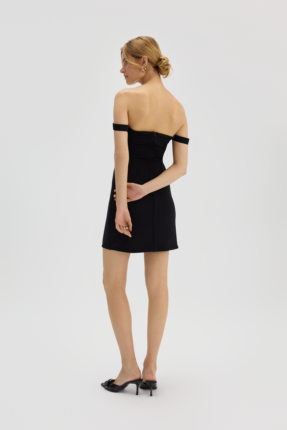 Sukienka mini bardot czarna - obrazek 3